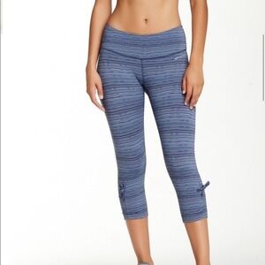 Brooks Urban Run Capri Leggings Women M Blue Striped Equilibrium Tech Cinch Leg